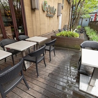 女子会や家族連れに◎駅構内とは思えないほどの開放的なテラス