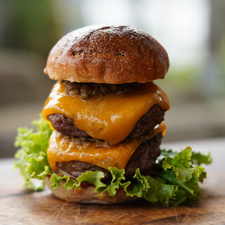 薪火で燻香を纏ったパティとモチモチ全粒粉バンズのハンバーガー