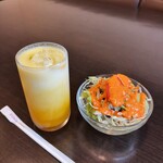 インド・ネパール料理店 ミテリ - 999セットのサラダとドリンク。