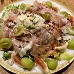 Trattoria DUE - シャインマスカット&イチジクの生ハムサラダ