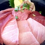 清水港　みなみ  - 大トロ(手前)