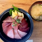 清水港　みなみ  - 美しい紅色のグラデーション丼面