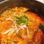 ホルモン焼もんもん - 赤い辛いスープ。白米と一緒に食べると染みる！