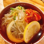 ホルモン焼もんもん - 冷麺、2人で小分けにしました。レモンが爽やかです。