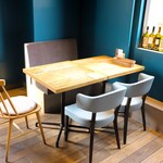 チーズと生はちみつの専門店 BeNe - 【フロア】テーブル席