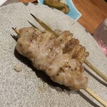 熊の焼鳥106 - せせりとトロ皮(食べかけ)