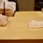 鮨 やすみつ - 平目(左) 目一鯛(右)