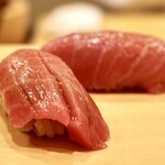 鮨 やすみつ - 背トロ(手前) お腹の中トロ(奥)