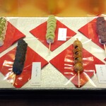 九蔵 - 各種 団子(ショーケース)