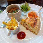 AUX BACCHANALES 札幌 - 大ぶりのキッシュ。熱々のオニオングラタンスープ。