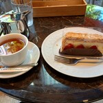AUX BACCHANALES 札幌 - 紅茶はたっぷり２杯分。茶葉じゃないのが残念。