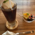 cafe ashiry - 料理写真:コーヒーフロートとおやつ