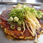 Kurashiki Okonomiyaki Rinnkuu - 豚玉にモヤシをトッピング