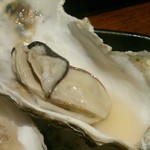 魚ちゃん - 黄金牡蠣(造り・焼き・蒸し)一個￥200