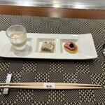 鉄板焼 但馬 - 左のジュレ入りジャガイモのスープのようなものが大ヒット。大きな器で欲しい。