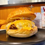 ダグズ・バーガー - 【ダグズ・プレミアム多良間牛ノーベジチーズバーガー<LAVA>】(¥2770)+【ダグズ・オニオンリングス】(¥540)