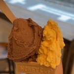 yellow - Double 税込550円（R7.5時点）の奥丹波の卵と丹波乳業の低温殺菌牛乳使用の「カスタード」とベルギー産クーベルチュール使用の「チョコレート」