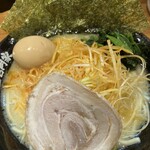 壱角家 × 油そば総本店 - ネギラーメン（塩）1,160円+味玉（クーポン無料）
