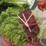 照月苑 - カルビを巻いていただきます♪