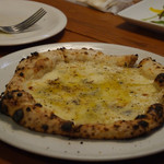 PIZZA ガレリア - クアトロフオルマッジ！うまー、トロー！