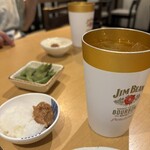 ひもの野郎 - 突き出しは梅干しおろし　枝豆はちょい飲みセットの。