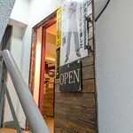 とろけるハンバーグ福よし - お店は建物２階。