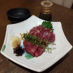 九州料理 二代目もつ鍋わたり - 熊本県産 馬刺し 特上赤身2,200円