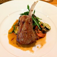 ラ・ターブル・ド・トリウミ - スペイン産メリノ種 仔羊骨付背肉 秋茄子のムサカ風