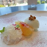 BURDIGALA MARUNOUCHI The Restaurant - 桃のムースの上にジュレ、桃のコンポート、レモンバームのハーブのアイス　爽やかなスイーツでした