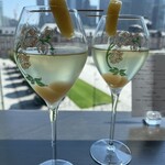 BURDIGALA MARUNOUCHI The Restaurant - 白桃のスパークリング、グラスのデザインが綺麗だし白桃が入っていて嬉しくなりました♪ 1500円