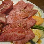 Umeda Meigetsukan - 霜降り和牛の脂が甘くとろける、上バラ(カルビ)、上ロース、ヘレサイコロステーキ