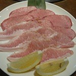 梅田明月館 - 厚みのある柔らか上塩タン、香ばしい脂がたまらない塩豚トロ