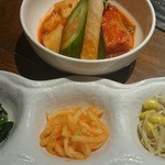 梅田明月館 - キムチ盛り合わせ(千切り大根詰め胡瓜、大根、白菜)、ナムル3種