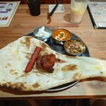 시리사 - マトンマサラ右とバターチキン中央