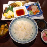 四季食菜　安田 - 〔日替ランチ〕カレイの一夜干し定食（￥800）。大振りナメコの吸物もお見事！