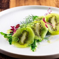 真鯛のカルパッチョ　キウイと爽やかなヴィネグレットで