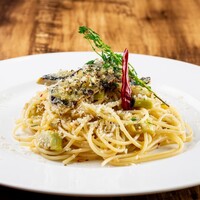 スパゲッティーニ・ペペロンチーノ　秋刀魚のグリリアと香草パン粉　酢橘のアクセント