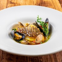 サフラン香る　真鯛と海の幸のアクアパッツァ