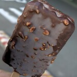 ファミリーマート - 料理写真:マカダミアナッツ チョコレートアイス¥278