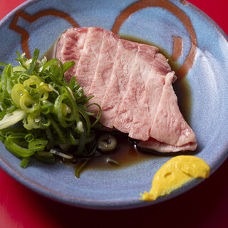 粋な晩餐のスタートを飾るのは、驚くほど新鮮な和牛の刺身