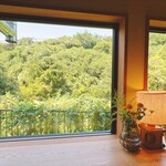 シー ザ フォレスト - 電車が通るのが見える窓側の席