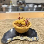 Yd'or - キッシュロレーヌと天草産赤雲丹
      中には玉ねぎとハム