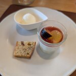 トラットリア カンパーナ ジロウマル - デダート…うんにゃデザート。巨峰と自家栽培イチジク