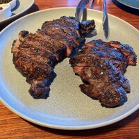 Osteria IL VIAGGIO - 左★8.5オーストラリア産　アンガス　牛サーロインステーキ　右★7国産黒毛和牛カイノミ