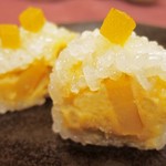 Akafuku - もち米の上に栗羊羹がトッピングがされていて、
      中にも栗羊羹と栗あんが入っています。
      甘さは控えめで栗の風味がしっかりとしてすごく美味しいよ。