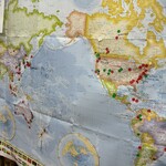 いろは食堂 - 店内の世界地図。全世界から来店◎