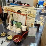 八鮮大連餃子 - 奥のセルフサービスから、スープや惣菜を取ってきたよ