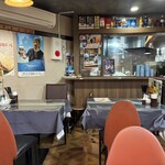 八鮮大連餃子 - 清潔で空調の効いた店内