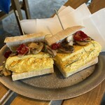 Pané - サンドイッチ　¥800   ２人用にカットしてくれました