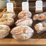 holoholo bakery&cafe - オリーブ/アンチョビ/バジルやパストラミをサンドしたパンとか